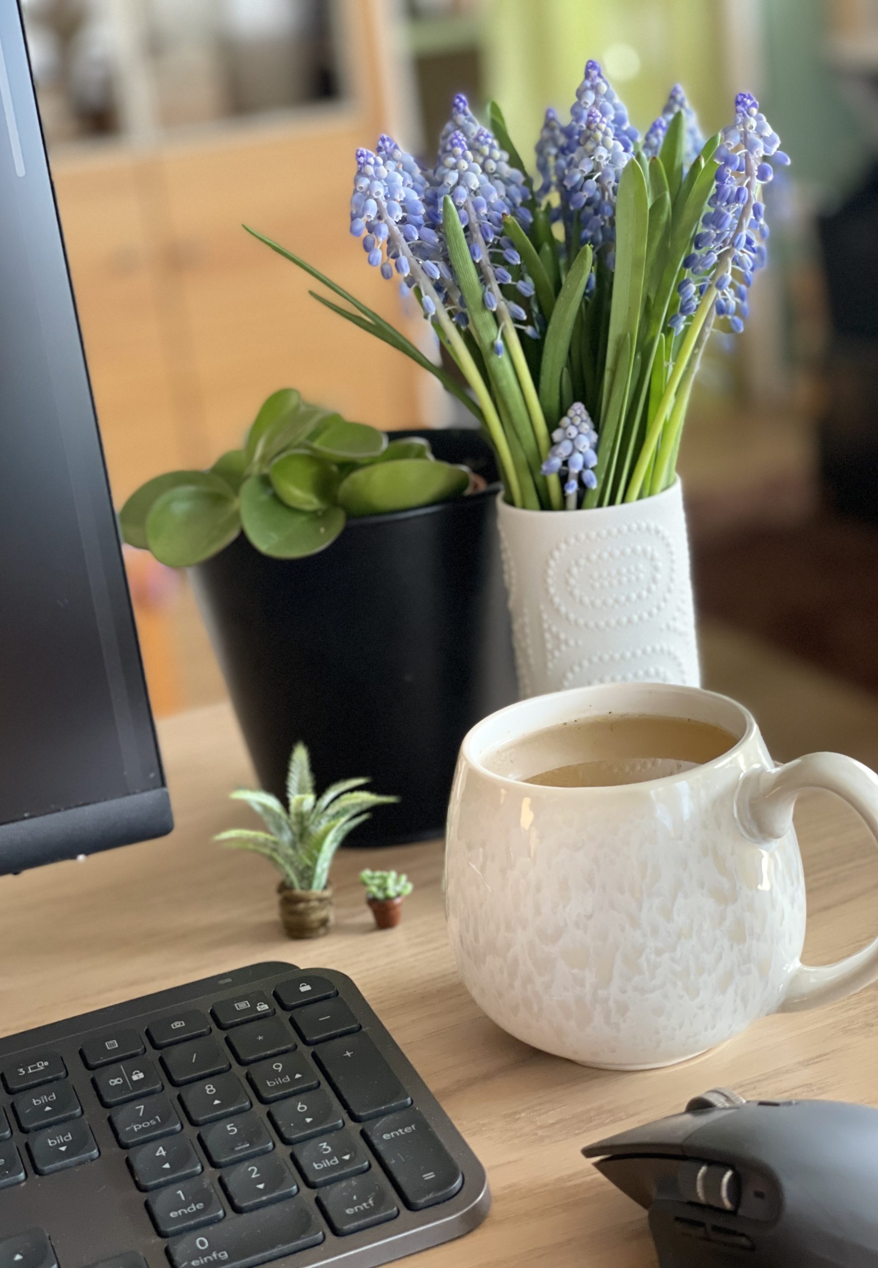 Miss Detail Photography - Bürotisch - Tasse, Tastatur und Blumen Traubenhyazinthen