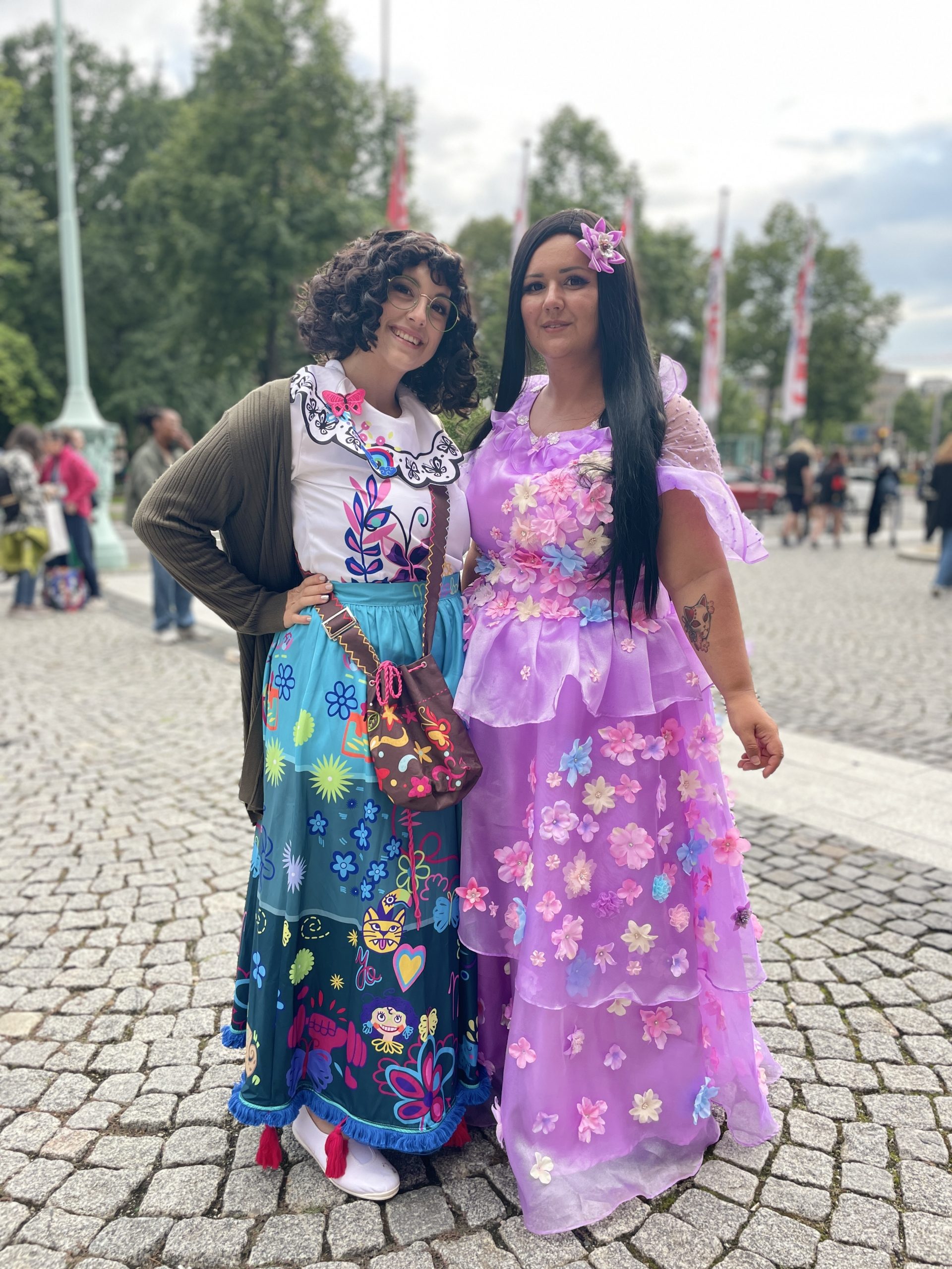 Zwei Cosplay Frauen in mit langen Kleidern inspiriert von dem Zeichentrickfilm Encanto. Mannheim 2023 am Rosengarten und Wasserturmgelände.