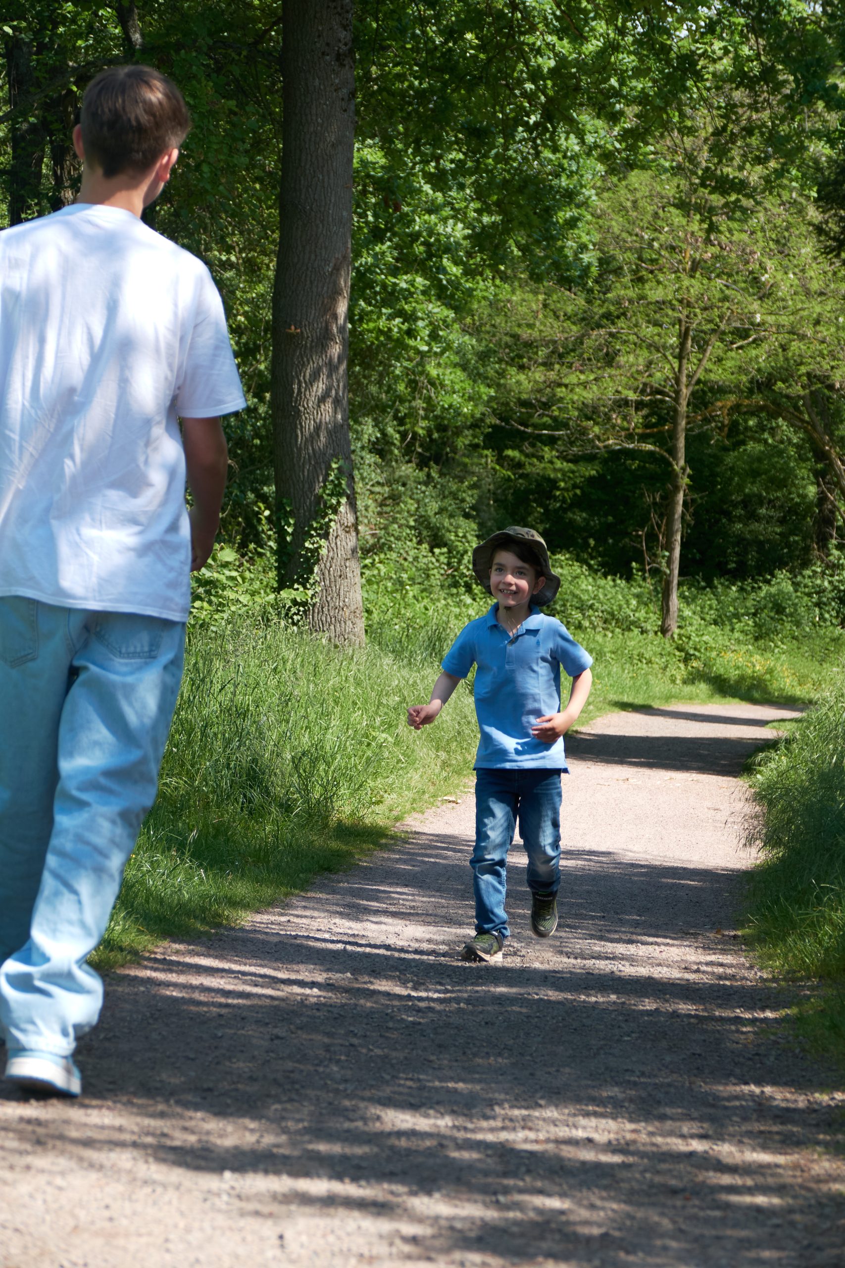 MissDetail.PHOTOGRAPHY-Motherhood Fotoshooting - Geschwisterkinder auf einem Feldweg - kleiner Junge rennt auf großen Bruder zu
