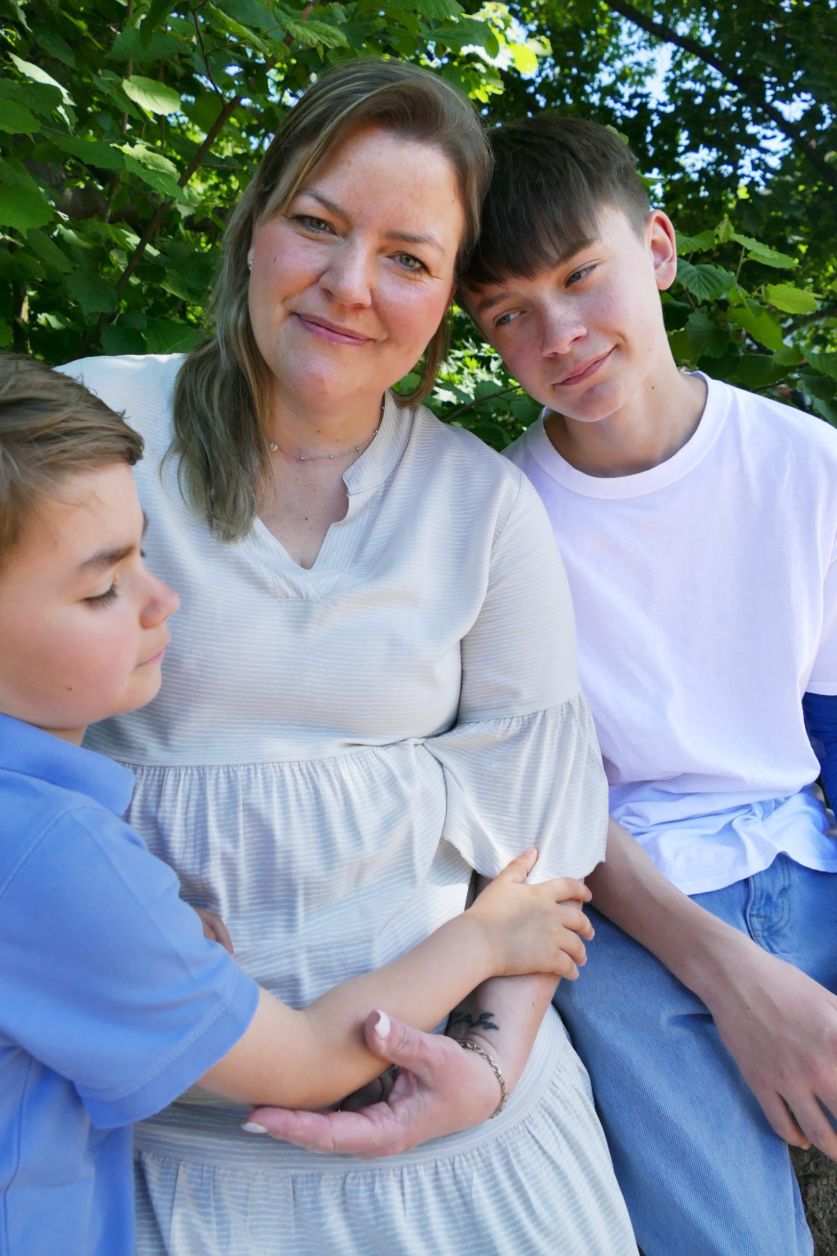 MissDetail.PHOTOGRAPHY-Motherhood Fotoshooting - Mama mit zwei Jungen sitzend aneinandergelehnt