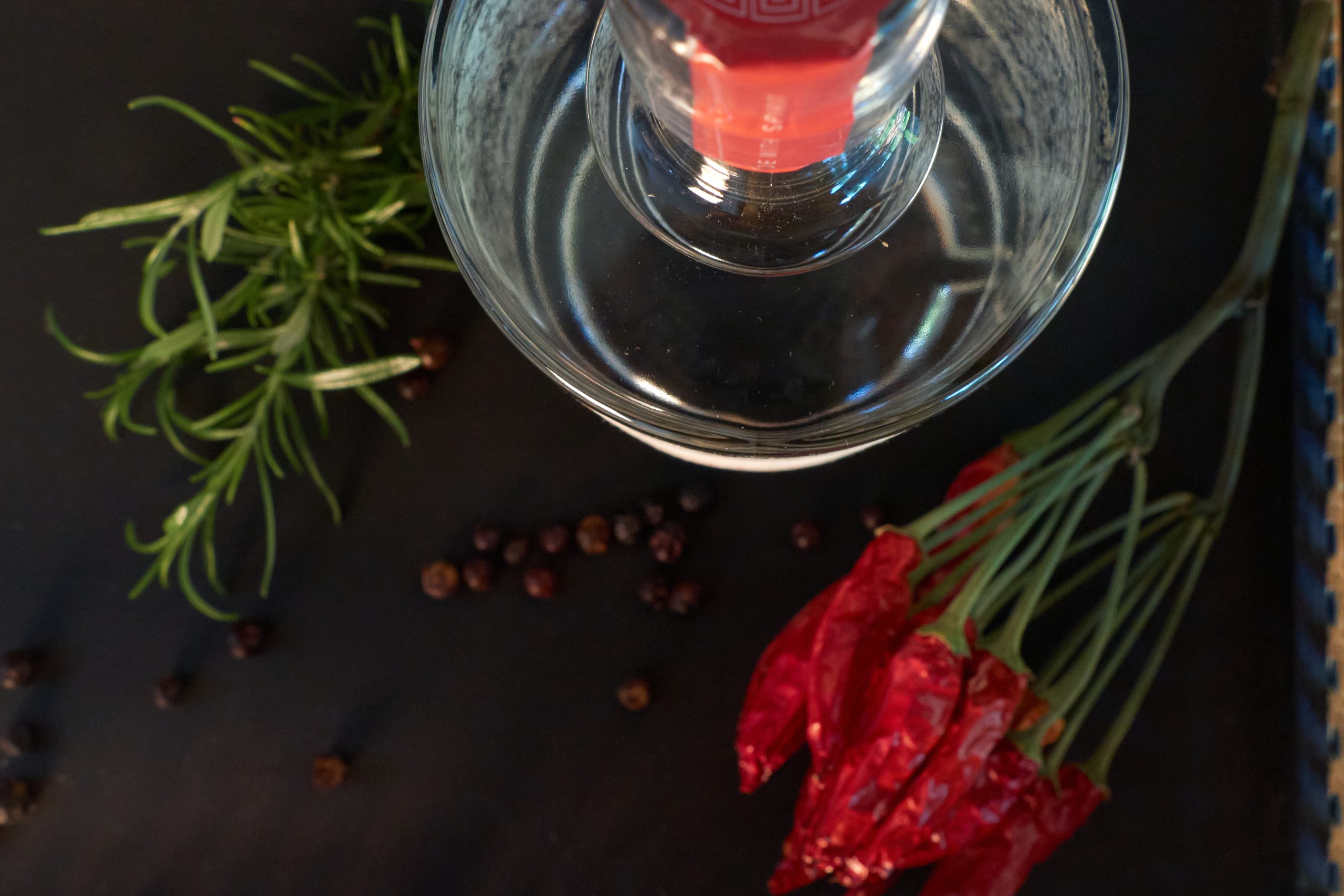 Miss Detail Photography - Chi-Gin - Produktfotografie - Flasche Vogelperspektive mit Rosmarin und Roter Chili